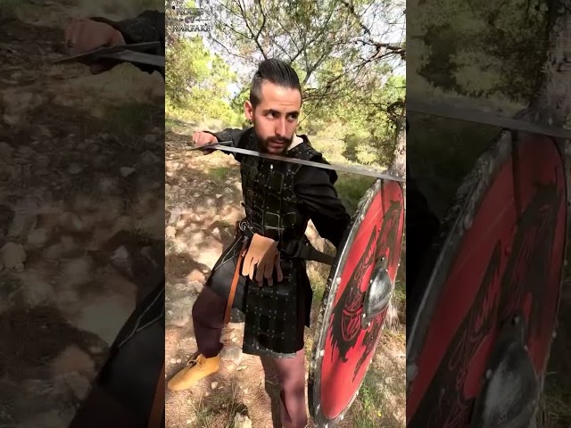 Vídeo relacionado con Brazaletes de cuero sintético en relieve para brazos, hechos a mano con grano completo de cuero brazaletes, accesorios de LARP Viking Brazaletes, brazaletes medievales de tiro con arco (Marrón)