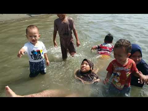 Baby Plays In the Beach - Bayi (Haziq) Bermain di Pantai