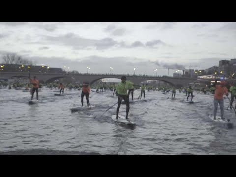 À Paris, les adeptes du stand-up paddle à l'assaut de la Seine