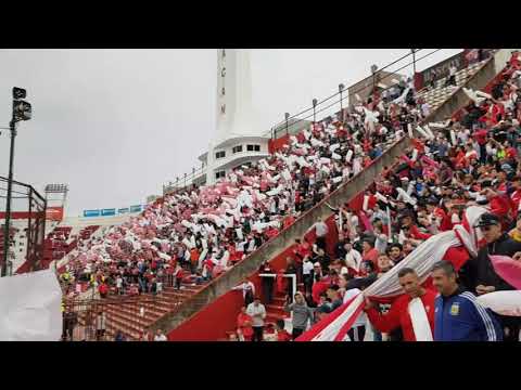 "Globo mi buen amigo! Recibimiento al equipo en el clásico" Barra: La Banda de la Quema &bull; Club: Huracán