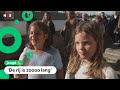Kinderen in de rij voor afscheid koningin Elizabeth