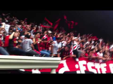 "La Doce alentando a la LDA antes del Clásico 2013-04-13" Barra: La 12 &bull; Club: Alajuelense