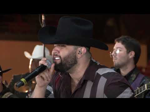 Carin León ft Los Invasores de Nuevo León - Bajo Mil Llaves (En Vivo)