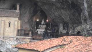 preview picture of video 'PLACE La Cueva de la Virgen de Covadonga tumba del rey Pelayo'