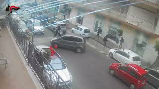 ecco-il-video-delle-rapine-a-mano-armata-a-napoli