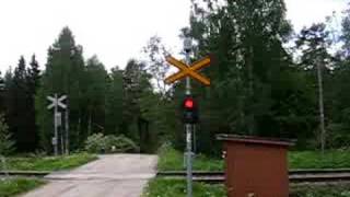 preview picture of video 'Finnish regional train passed Vanha maantie railway crossing'