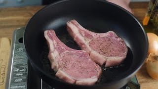 Свиные котлетки на кости с рисом и луковым соусом