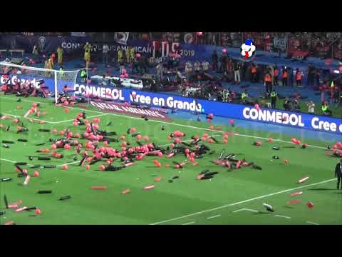 "La hinchada de Colón en Paraguay" Barra: Los de Siempre &bull; Club: Colón