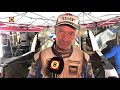 Erik van Loon gesleept naar bivak, omdat auto na de finish van etappe 5 niet meer wilde starten