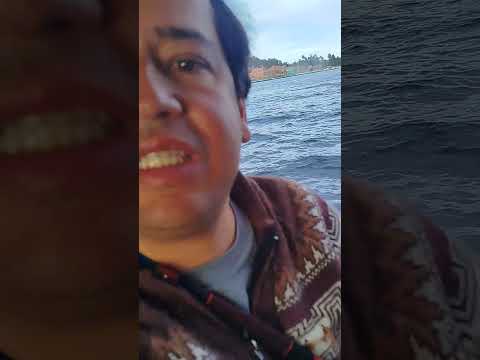 Travesía de barco, estrecho de Tiquina, Lago Titikaka, La Paz, Bolivia.