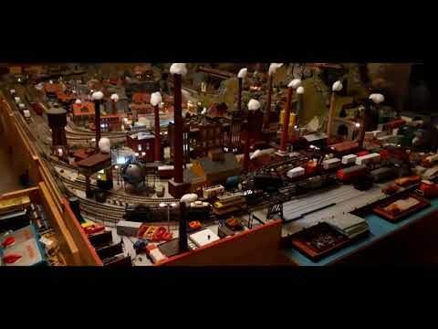 Electric Train 103113-7 (Märklin 3054) & Diesel 212258-8 (3347) cruising through Larryville