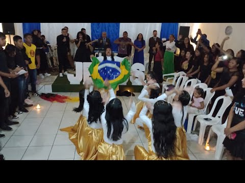 medley pode morar aqui// a terra clama //oh quão lindo esse nome é// santo