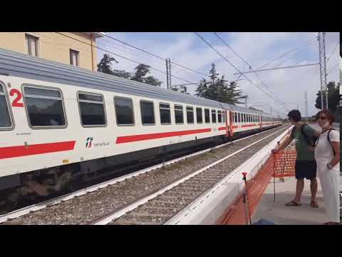 Intercity in transito a Paestum