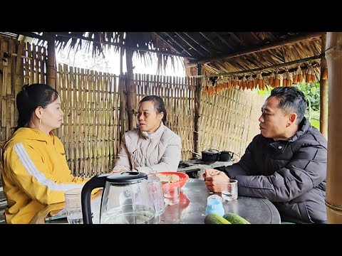 The two people who had helped Tuyet brought the money back to repay her