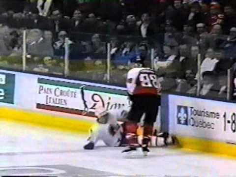 Lindros hits Uwe Krupp