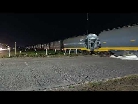 Alco(8235)+ Gt- 22(9099) con un Tren Cargado de N.C.A a su paso por "Beltrán" en plena medianoche 🚂🌃
