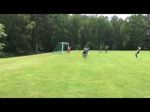 14 åriga Tilde Emilsson sätter bollen i mål i ett anfall mot Kalmar södra.