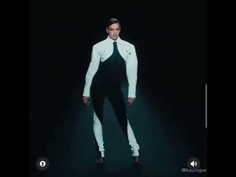 ❤️❤️Queen Irina Shayk runway complications❤️❤️#irinashayk#bradpitt#kendall#victoriasecret#emily#gigi