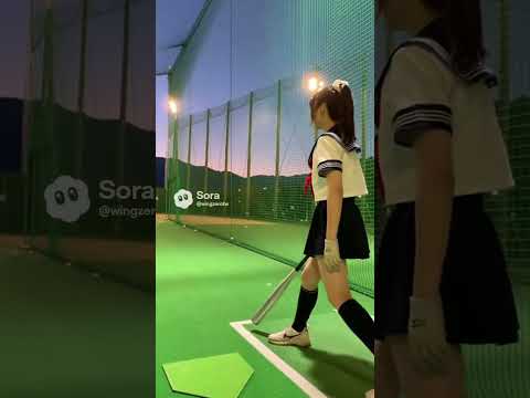 日本の女子高生がバッティングセンターで野球を打ち #uniform #baseball