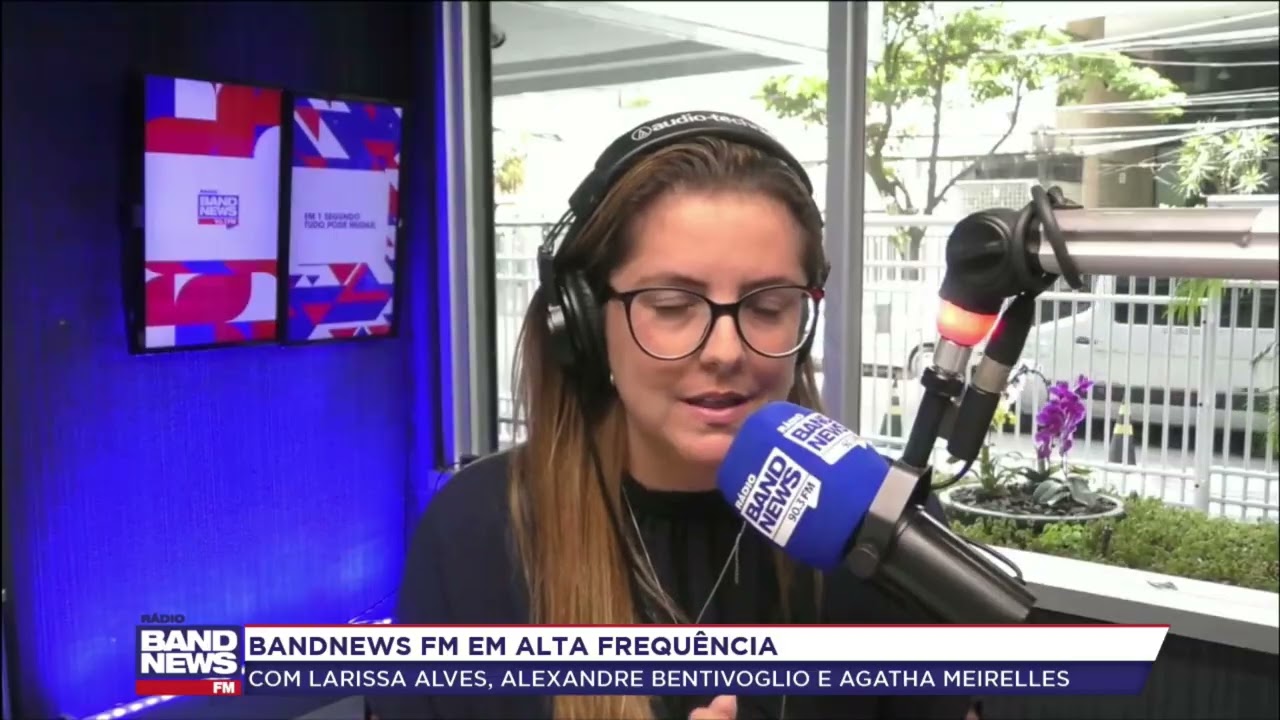 Perícia inicia investigações sobre incêndio que atingiu fábrica de fantasias no Rio