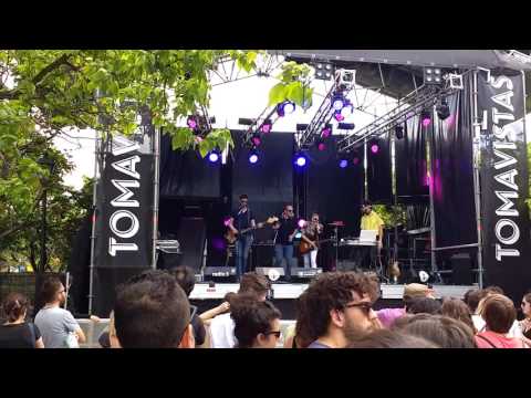 Criando247 Concierto PAPAYA Tomavistas Festival - Fan baila con Yanara durante #CarneCarroña