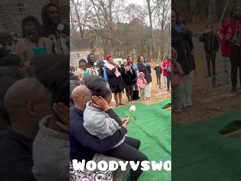 Lil Woody giving his daughter a flower at the baby’s funeral… heartbreaking ❤️🥺