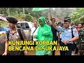 Presiden Jokowi Terobos Hujan Deras Pakai Jas Hujan Rp 10.000 saat Kunjungi Korban Bencana Presiden Jokowi Terobos Hujan Deras Pakai Jas Hujan Rp 10.000 saat Kunjungi Korban Bencana