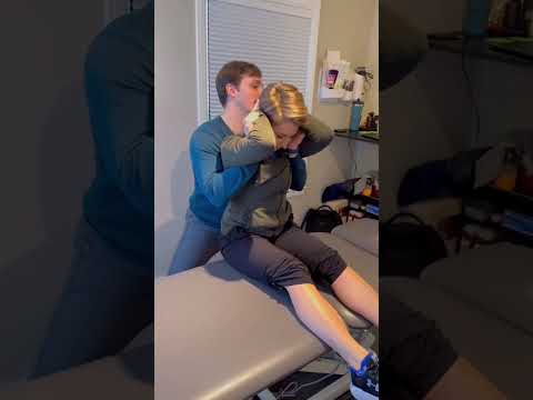 #Chiropractor adjusts Physical Therapist thoracic spine #shorts