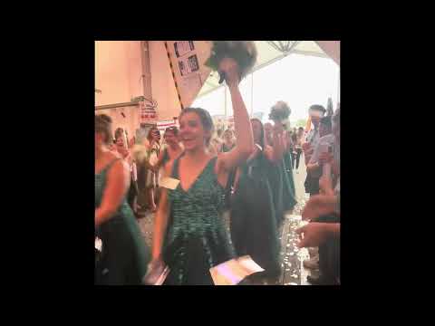 Einzug FFW Steinsberg Festdamen ins Bierzelt