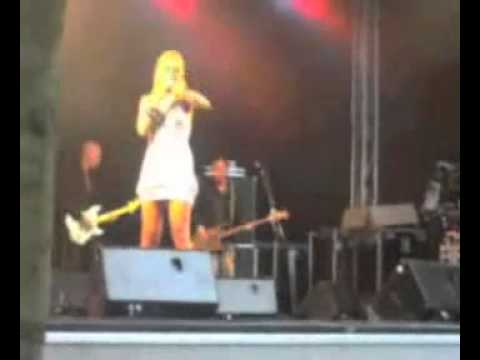 Hadise - Men Chase Women Choose (Live with band)