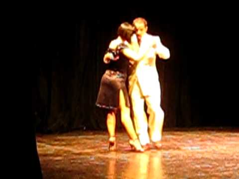  Daniel Nacucchio  and  Cristina Sosa  are  dancing  to  the  tango  "  Patotero Sentimental  "