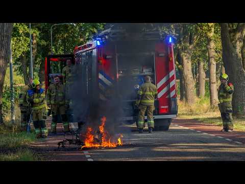 Brandweer Oss komt met spoed ter plaatse bij een scooterbrand aan de Docfalaan in Oss