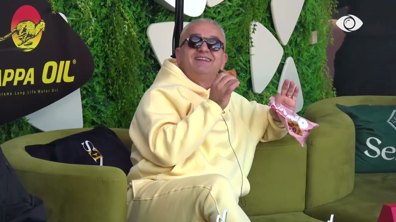 Mëngjesi nis me ernergji, Marko këndon në oborr