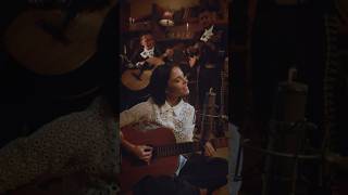 Cantando una versión acústica de Bolerito 🫶🏼