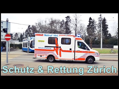 Schutz & Rettung Krankenwagen. Durchfahrt bei der Tram Haltestelle Zürich Rehalp, Schweiz 2021