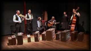 Klezmerband Nigun speelt "Sholem" in het decor van Nadien.mpg