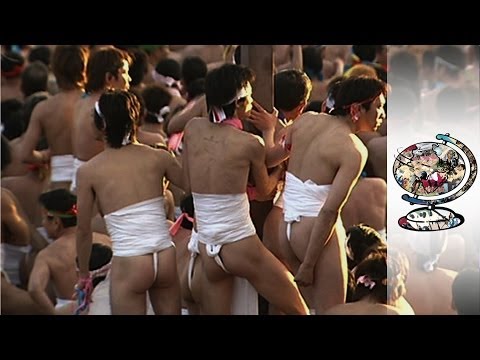 ヌードフェスティバル-伝統の名の下に日本の男たちが脱ぐ (Nude Festival - Japanese men strip off in the name of tradition)