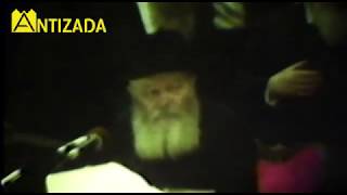 ניגון כי בשמחה תצאו בהתוועדות הרבי מליובאוויטש - התמונה מוצגת ישירות מתוך אתר האינטרנט יוטיוב. זכויות היוצרים בתמונה שייכות ליוצרה. קישור קרדיט למקור התוכן נמצא בתוך דף הסרטון