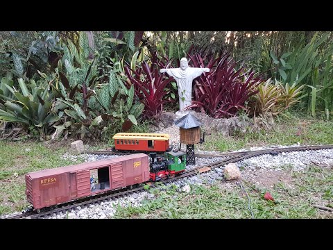 Trem deixando vagão na estação da ferrovia de jardim / Train dropping car at Station garden railroad