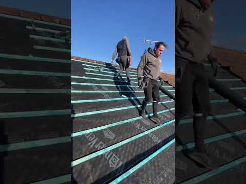 How to replace a tiled roof in 46 seconds 🔨