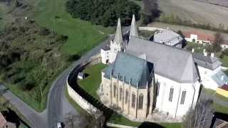 preview picture of video 'Bird's eye view of the romanesque - gothic church in Spišská Kapitula.'
