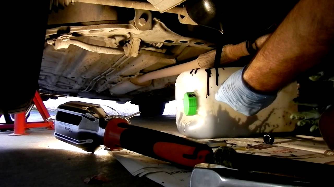 Watch Now Cambio olio Auto Lancia Y elefantino Cambio olio Auto Lancia Y elefantino