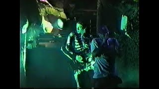 Limp Bizkit - Nobody Loves Me (Llive 27/02/1998) (Fred Durst jumps Into the crowd)