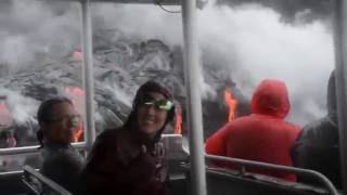 videos de risa  en barco junto a la lava volcánica