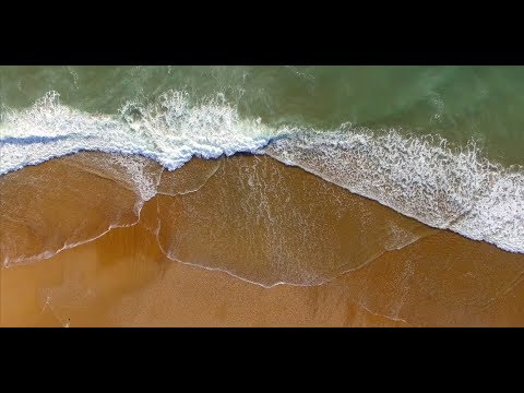 Drone angle of surfers and good waves at Sauveterre