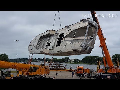 Fassmer-Werft: Spektakuläre Drehung des künftigen DGzRS-Rettungskreuzers "Hamburg"