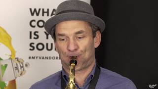 Michael Cheret compare 4 différents becs Vandoren pour saxophone alto.