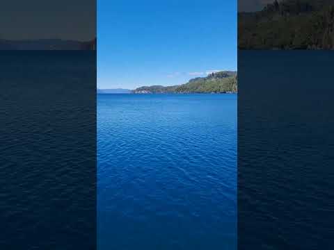 Es sumamente divino el color del agua del Lago Nahuel Huapi en #villalaangostura en #neuquen #shorts