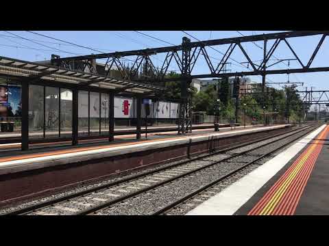 Pacific National G525 & G531 hauls Long Island Steel Train at South Yarra Railway Station - 19/12/19
