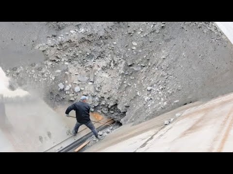 Barge Unloading 4500 Tonnes Of Phosphate Ore - Full Length Video - Empty Barge